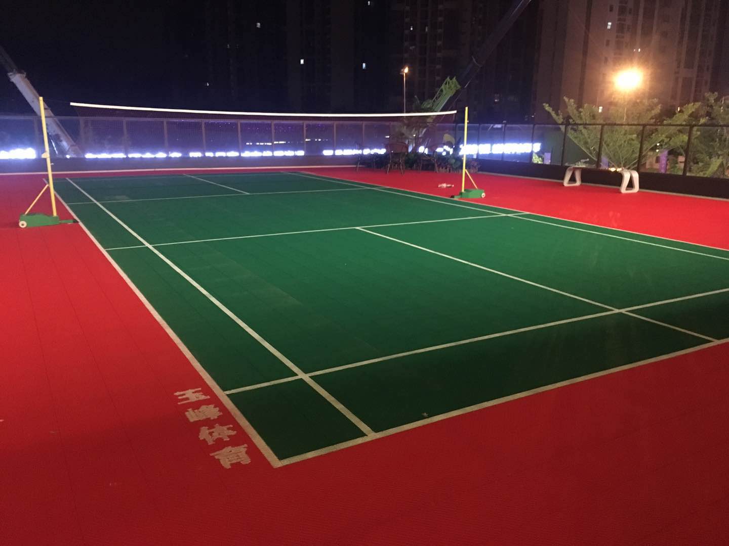 玉峰体育悬浮拼装地板羽毛球场