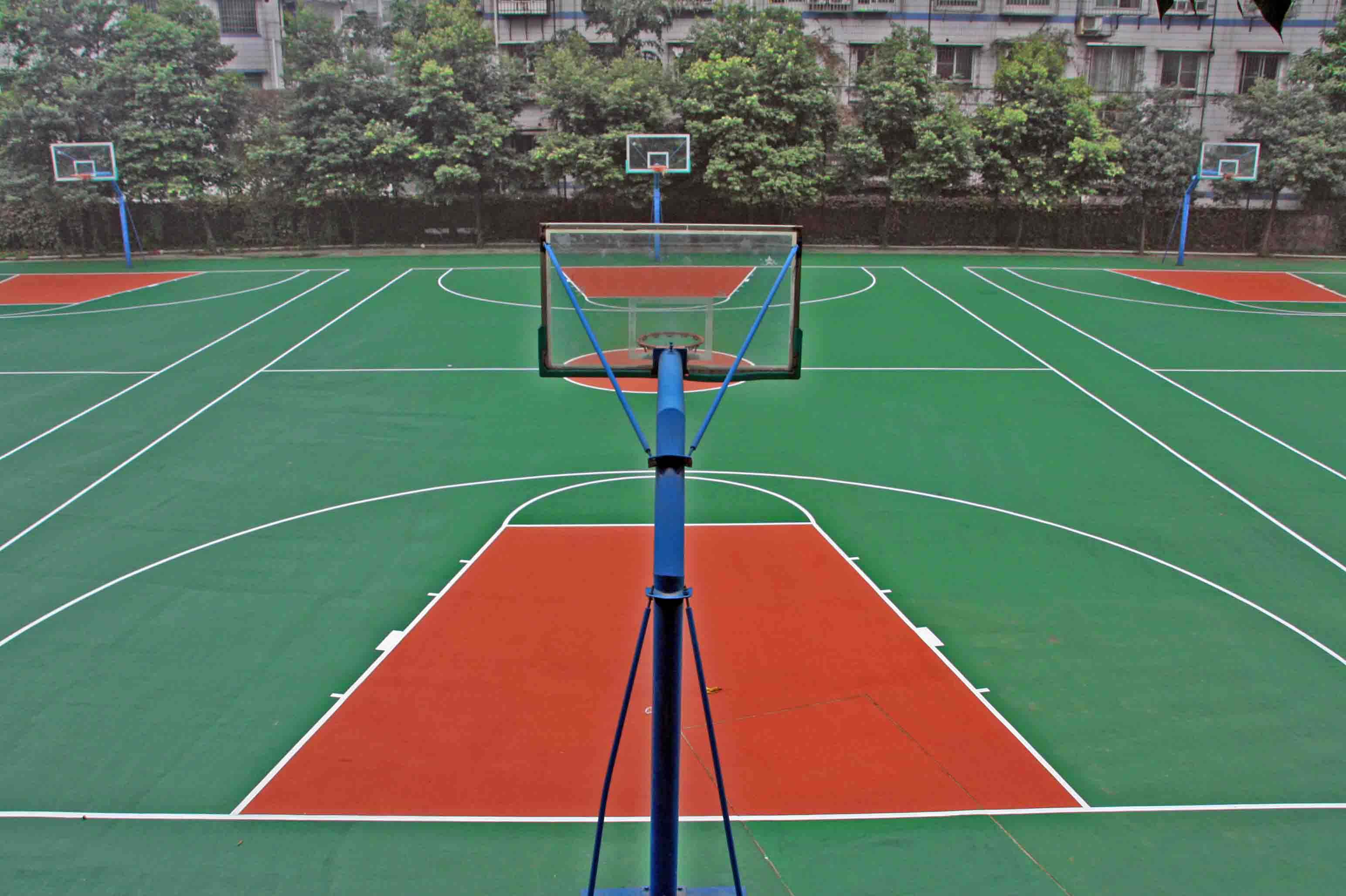 塑胶篮球场好还是水泥地篮球场好？说出来简直残忍